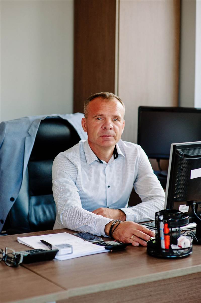 Roman Masternak przy biurku podczas rozmowy o doborze rusztowania